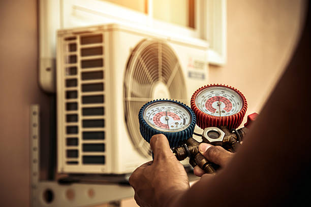 Professional Hvac technician working in Groveland, FL